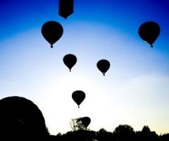 Il volo delle mongolfiere durante la festa di matrimonio