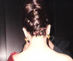 Acconciatura da cerimonia con treccia e decorazioni floreali