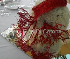 Centrotavola di fiori e coralli