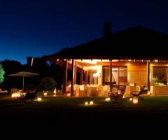 La villa illuminata per un matrimonio serale