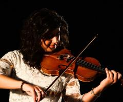 Angela durante un'esecuzione di un brano al violino