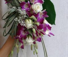 Bouquet a cascata di fiori viola e bianchi
