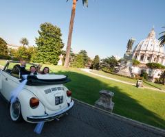 Gli sposi sulla macchina da cerimonia