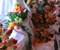 Particolare del buffet di frutta per le nozze