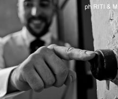 Foto in bianco e nero dello sposo