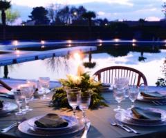 Ricevimento di nozze a bordo piscina