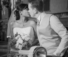 Bacio sposi in bianco e nero