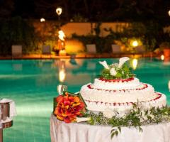 Per chi ama un aperitivo e taglio della torta a bordo piscina - Marry & Co.