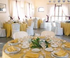 Tavoli apparecchiati per il ricevimento di matrimonio