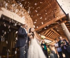 NLL Matrimoni - Foto sposi che escono dalla chiesa