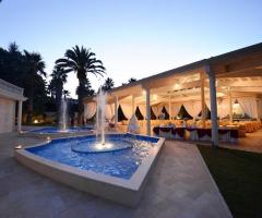 I Giardini della Corte - Piscina in un ricevimento di nozze serale