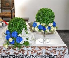 Addobbi floreali per l'altare della chiesa di nozze