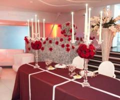 Allestimento del tavolo degli sposi