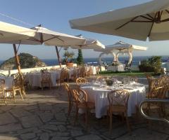 Ricevimento di matrimonio sulla terrazza della piscina Concerto