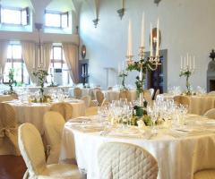 Tavoli allestiti per il ricevimento di nozze