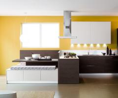 Cucina con tavolo all'americana