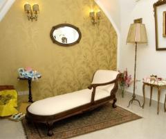 Chaise longue all\'interno del negozio di bomboniere