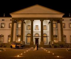 Villa Caroli Zanchi - Ingresso illuminato della location di nozze