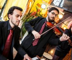 Violino, voce e tastiera durante un matrimonio