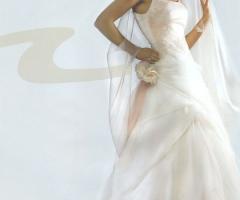 Abito da sposa moderno e delicato della collezione Isole di Miele