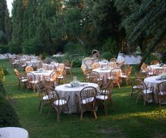 Tavoli in giardino per l'aperitivo