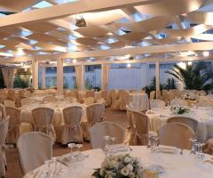 Tavoli sotto al gazebo