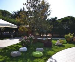 Un angolo del giardino del Mountain Palace La Schiera