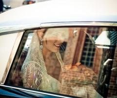 Foto della sposa in macchina