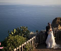 Gli sposi dall'affaccio di Capo Vaticano sul golfo, Calabria - Calabria Wedding