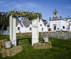 Masseria Luco - La struttura vista dal giardino