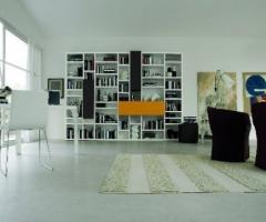 Soggiorno moderno con libreria per la casa degli sposi