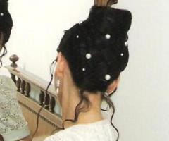 Acconciatura sposa capelli raccolti e applicazioni di perline