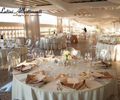 Tavoli per il ricevimento di matrimonio in terrazza
