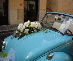 Fiori bianchi per la macchina da cerimonia