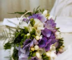 Bouquet a cestino con fiorellini lilla