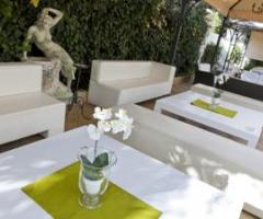 Divanetti esterni dell'area relax di Villa Esperia