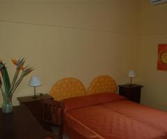 Interno camera da letto presso l'agriturismo Il Giardino del Sole a Carlentini