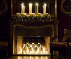 Candele e fiori per il ricevimento di matrimonio