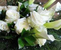 Composizione rose bianche con inserti di perle