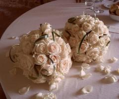 Bowls di rose bianche