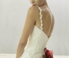 Modello Kuma - Vestito da sposa con fiori in stoffa
