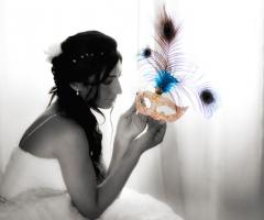 Sposa seduta con maschera veneziana