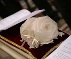 Cuscino porta fedi con rose bianche