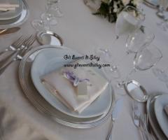 Posto tavola invitati al ricevimento di matrimonio