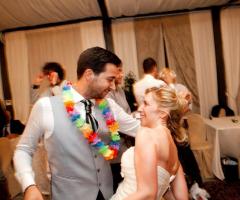 Gli sposi ballano al ricevimento