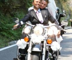 Sposi sulla moto dopo la cerimonia