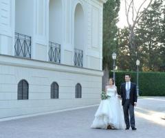 Gli sposi camminano verso la location di matrimonio