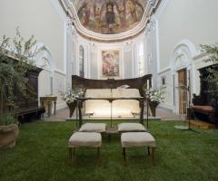 Addobbi con prato e piante per la seduta degli sposi in chiesa