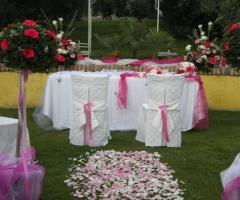 Addobbo della seduta degli sposi in un matrimonio in giardino