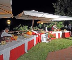 Allestimento dell'aperitivo all'aperto presso l'agriturismo per ricevimento di matrimonio Il Ciliegio dell'Etna